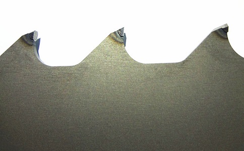 在切削加工中,为什么硬质合金带锯条不能涨的过紧,不然特别容易开口? 在切削加工中,为什么硬质合金带锯条不能涨的过紧,不然特别容易开口?